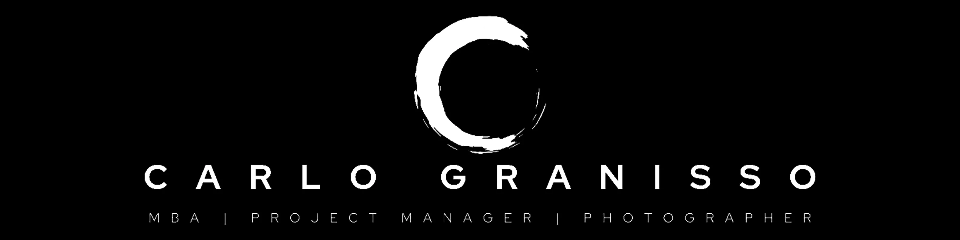Logo di Carlo Granisso, con un design minimalista su sfondo nero. Presenta un cerchio stilizzato bianco sopra il nome "Carlo Granisso" in caratteri moderni e puliti. Sotto il nome, la dicitura "MBA | Project Manager | Photographer" evidenzia le competenze professionali.