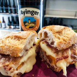 HOPS Torino - Beer shop & Coffee: Birra artigianale e caffetteria a km zero 2 HOPS Torino Beer Shop & Coffee: Panino Bitter con prosciutto cotto Luiset e toma di Giaveno della patuana