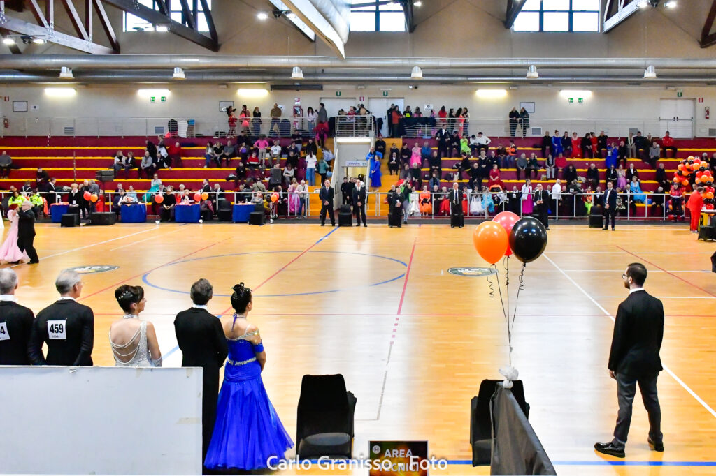 4° Union Dance Open: Panoramica del palazzetto durante la gara di danza sportiva balli caraibici e ballo da sala con pubblico e giudici in attesa.