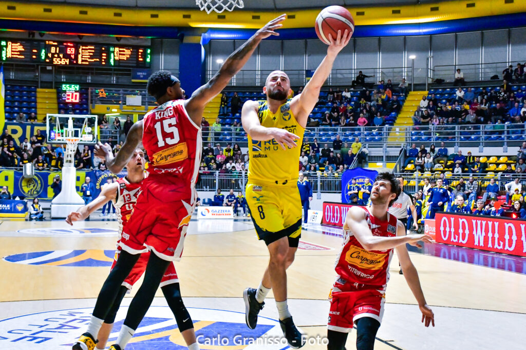 Schina, Reale Mutua Torino, in lay-up rifinisce il risultato della partita contro Basket Pesaro