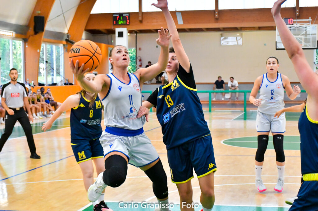 Elisabetta Penz in sospensione sotto canestro nel derby preseason tra Normatempo Italia Pallacanestro Torino e Tecnoengineering Moncalieri