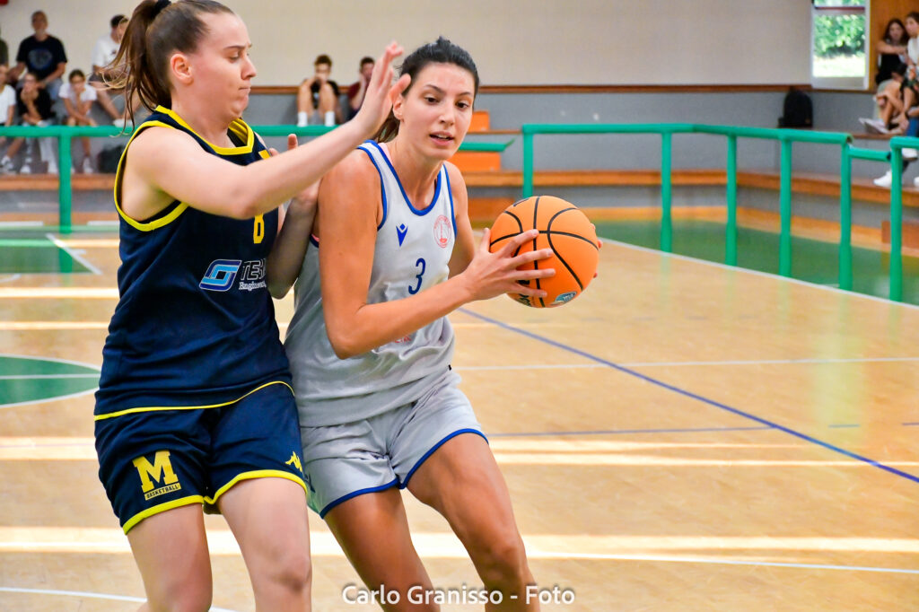 Albano, Pallacanestro Torino, mentre supera la difesa di Moncalieri e tenta l'assalto a canestro