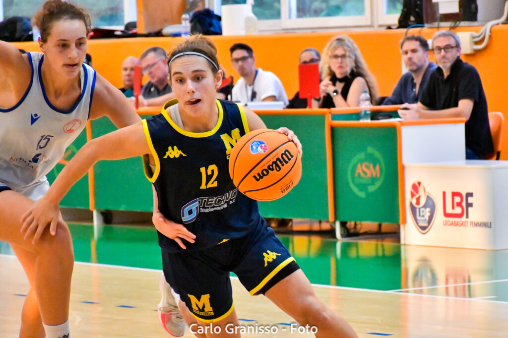 Grosso, Moncalieri, mentre supera la difesa di Pallacanestro Torino