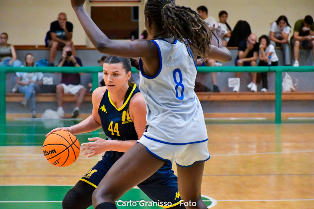 Karmen Cicic sfida Chukwu nel derby tra Pallacanestro Torino e Tecnoengineering Moncalieri