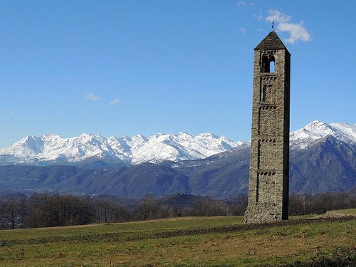 Giro in moto al lago d'Orta - Campanile romanico di San Martino a Bollengo con le Alpi innevate sullo sfondo