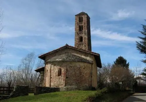 Santuario di Mongrando immerso nel verde della Serra d’Ivrea, tappa lungo il percorso del giro in moto al Lago d’Orta