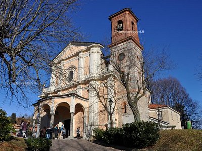 Chiesa di Santo Eusebio Vescovo a Mongrando, edificio romanico immerso nel paesaggio collinare del percorso per il giro in moto al lago d'Orta