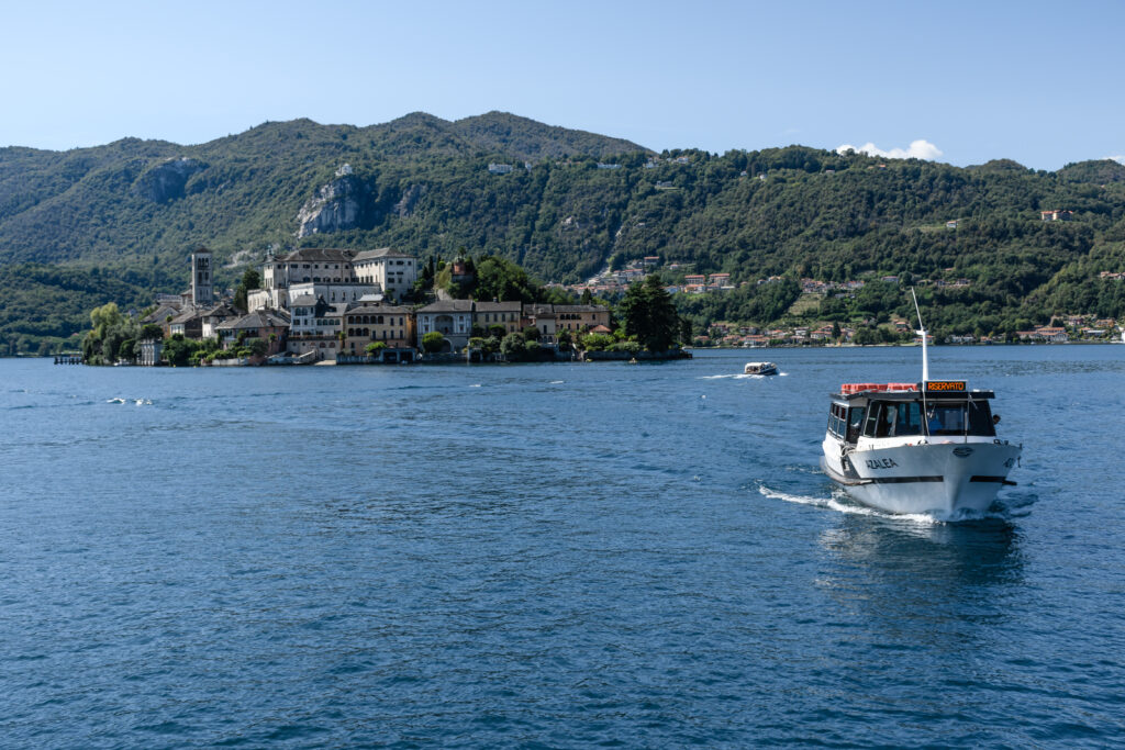 Giro in moto al Lago d'Orta - Isola di San Giulio vista dal Lago d’Orta con battello in navigazione