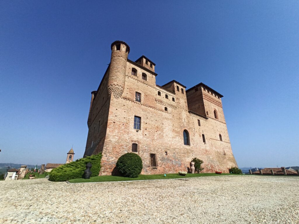 Langhe e Roero 2026 in moto da Torino: preparazione del giro tra colline, castelli e grandi vini 7 Castello di Grinzane Cavour fotografato dal basso, punto iconico del giro in moto Langhe e Roero