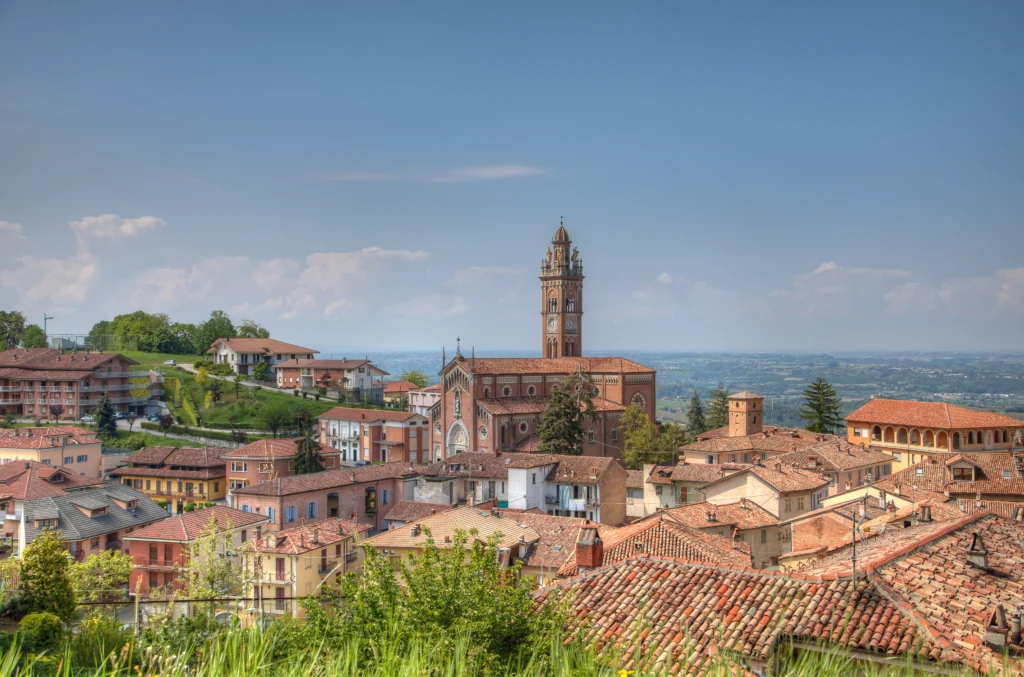 Langhe e Roero 2026 in moto da Torino: preparazione del giro tra colline, castelli e grandi vini 8 Panorama di Monforte d’Alba nelle Langhe con tetti e colline, tappa dell’giro in moto da Torino tra borghi e vigneti.