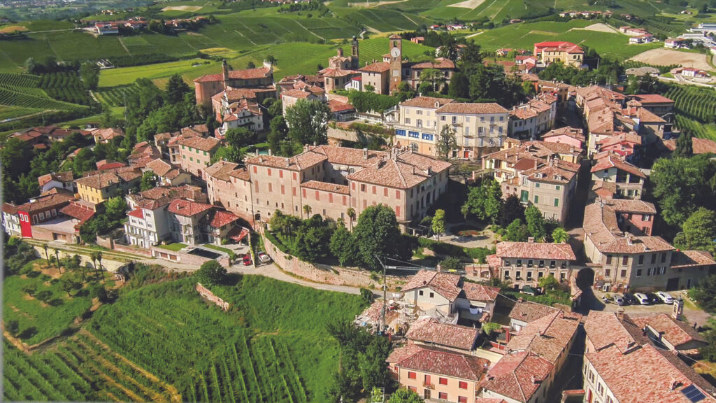 Langhe e Roero 2026 in moto da Torino: preparazione del giro tra colline, castelli e grandi vini 5 Borgo di Neive dall’alto tra i vigneti, tappa dell’itinerario in moto Langhe e Roero