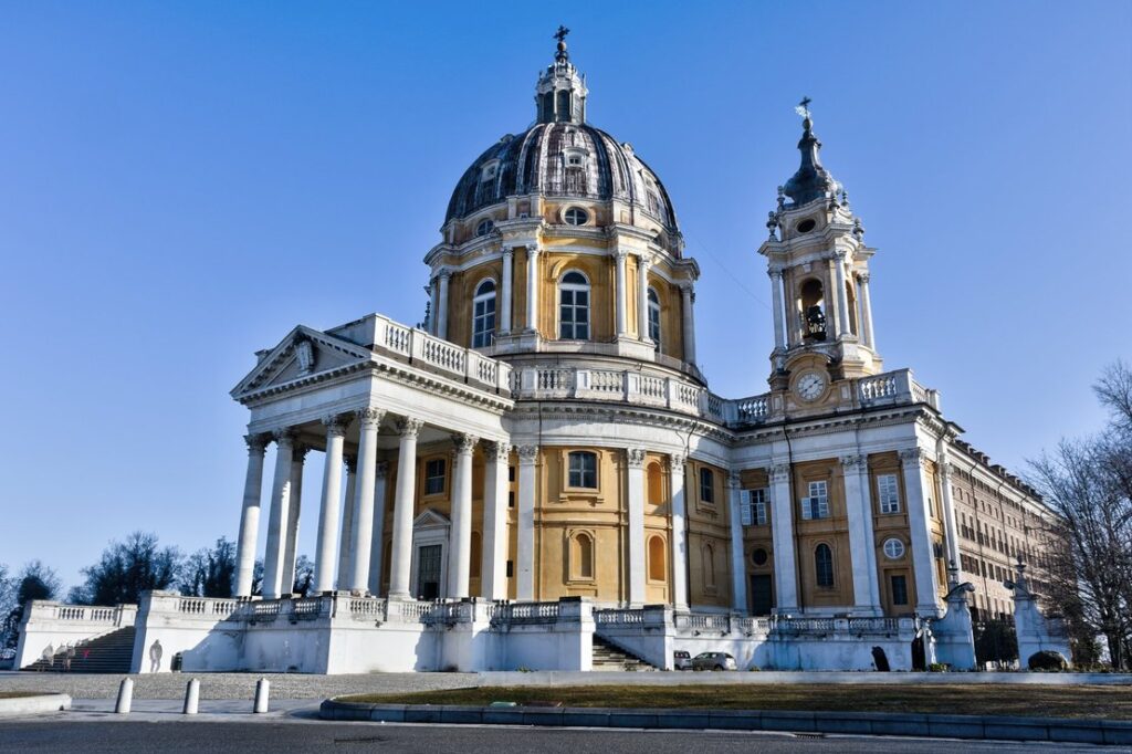Langhe e Roero 2026 in moto da Torino: preparazione del giro tra colline, castelli e grandi vini 4 Basilica di Superga vista frontale, tappa iniziale dell’itinerario in moto Langhe e Roero da Torino