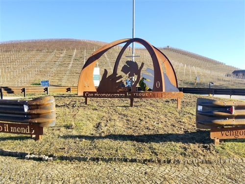 Langhe e Roero 2026 in moto da Torino: preparazione del giro tra colline, castelli e grandi vini 9 Borgo e castello di Monforte d’Alba, tappa dell’itinerario in moto Langhe e Roero