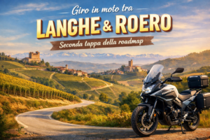 CF MOTO 700MT ADV durante un giro in moto tra Langhe e Roero, con colline piemontesi sullo sfondo e grafica travel map della seconda tappa